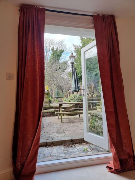Apartmán Entire Ground Floor Flat, Free Off-Street Parking And Large Garden Londýn Exteriér fotografie